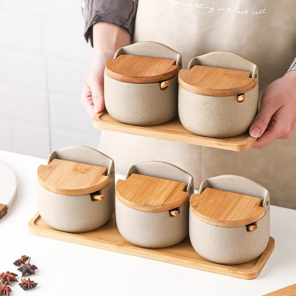 Pote de Tempero Boho em Cerâmica com Tampa de Bambu Artesanal